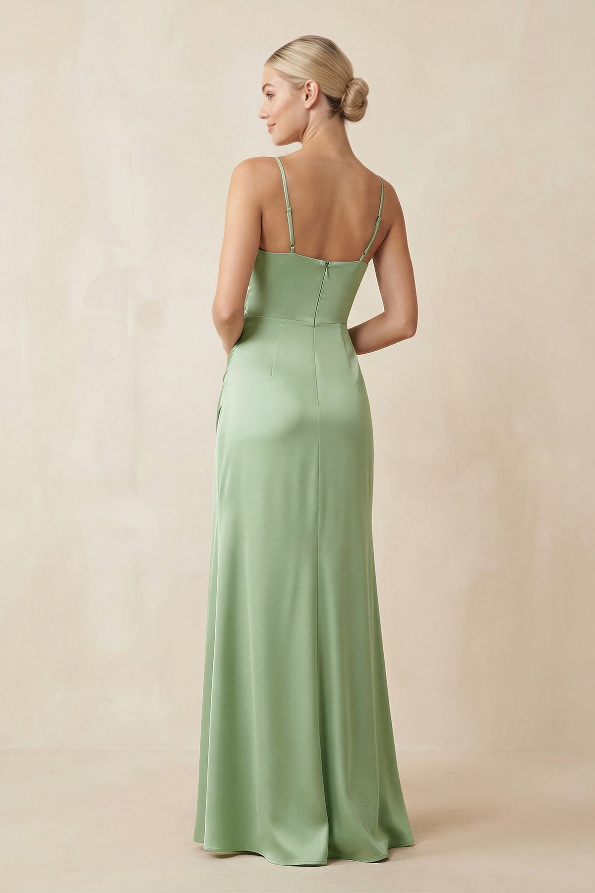 Robe demoiselle d’honneur vert sauge longue à fines bretelles sans manches avec fente - Harana