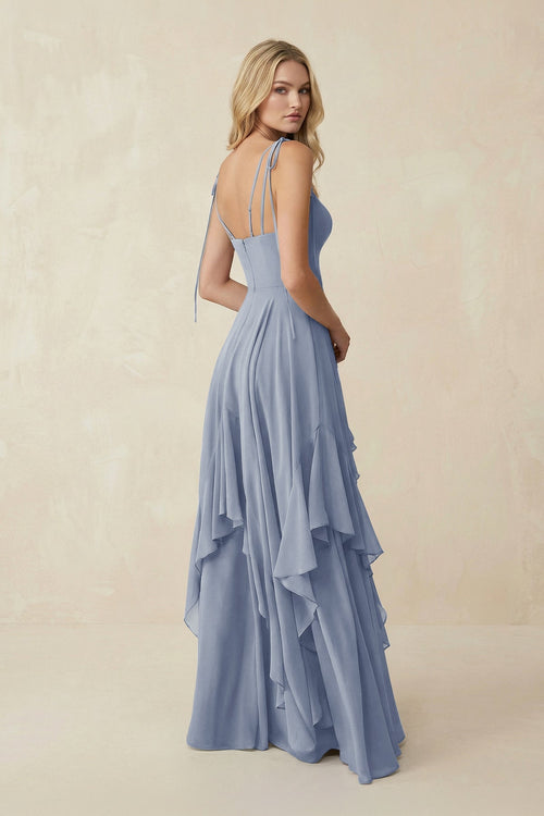 Robe de demoiselle d’honneur bleu crépuscule longue en mousseline coupe trapèze à fines bretelles ornée de volants - Harana