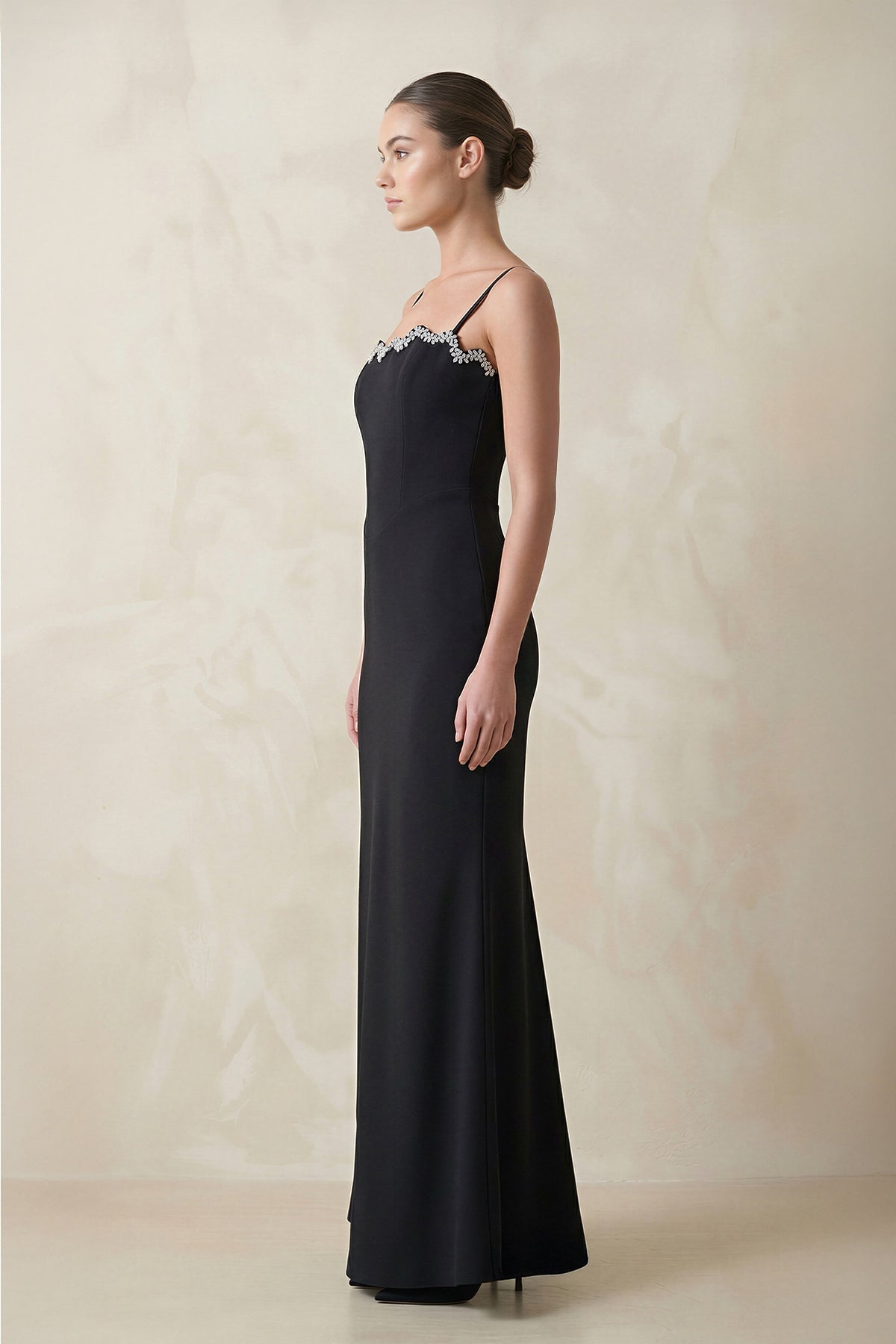 Robe de mariée noire satinée coupe fourreau à fines bretelles ornée de perles - Harana