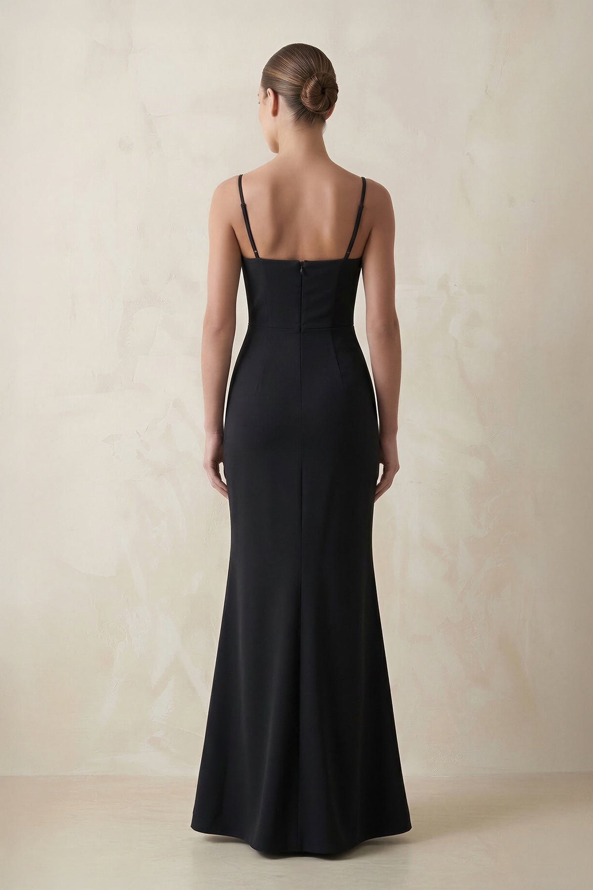 Robe de mariée noire satinée coupe fourreau à fines bretelles ornée de perles - Harana