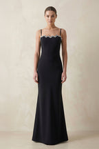 Robe de mariée noire satinée coupe fourreau à fines bretelles ornée de perles - Harana