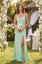 Robe demoiselle d’honneur pale pistachio longue à fines bretelles sans manches avec fente - Harana