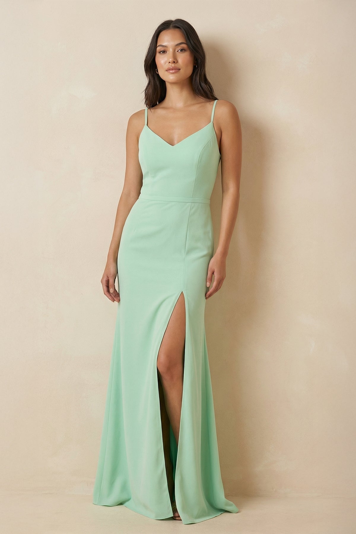 Robe demoiselle d’honneur pale pistachio longue à fines bretelles sans manches avec fente - Harana