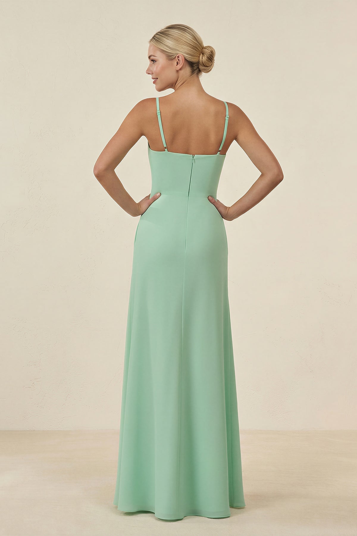 Robe demoiselle d’honneur pale pistachio longue à fines bretelles sans manches avec fente - Harana