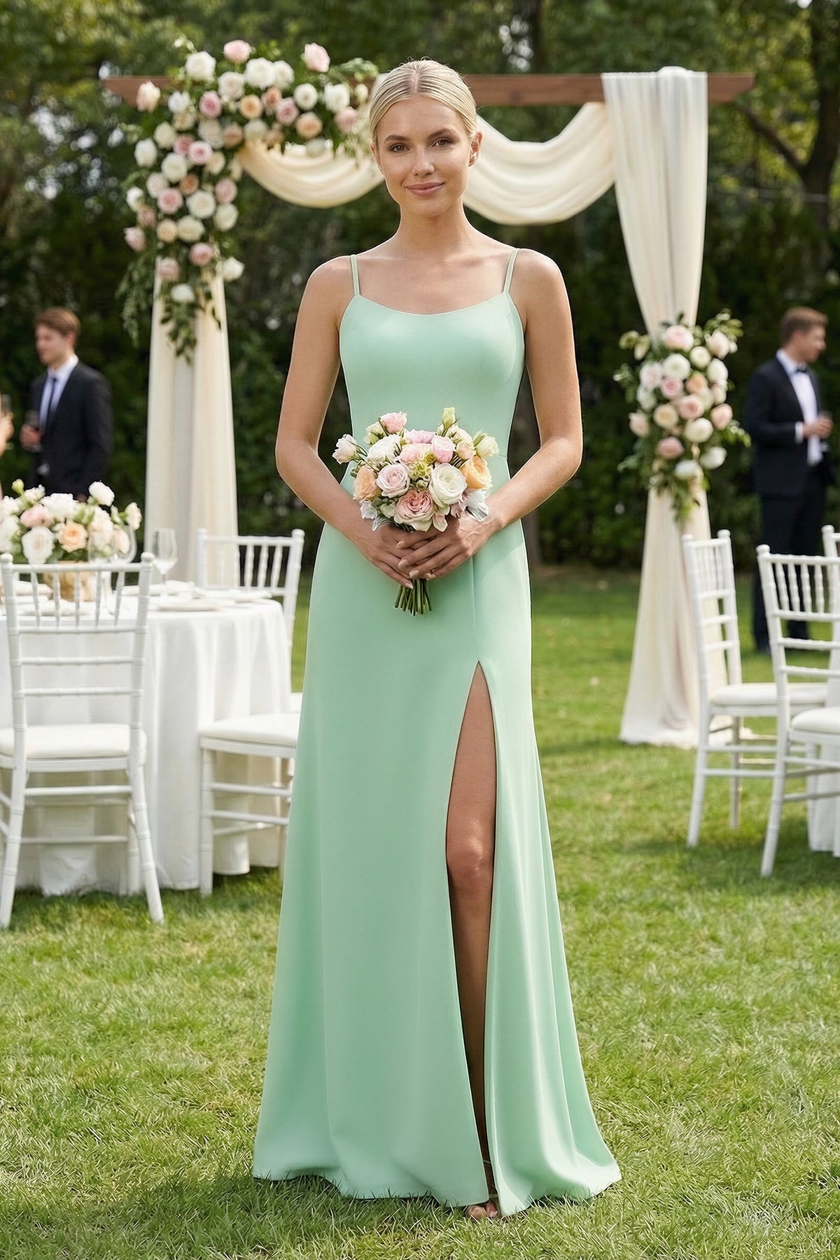 Robe demoiselle d’honneur pale pistachio longue à fines bretelles sans manches avec fente - Harana