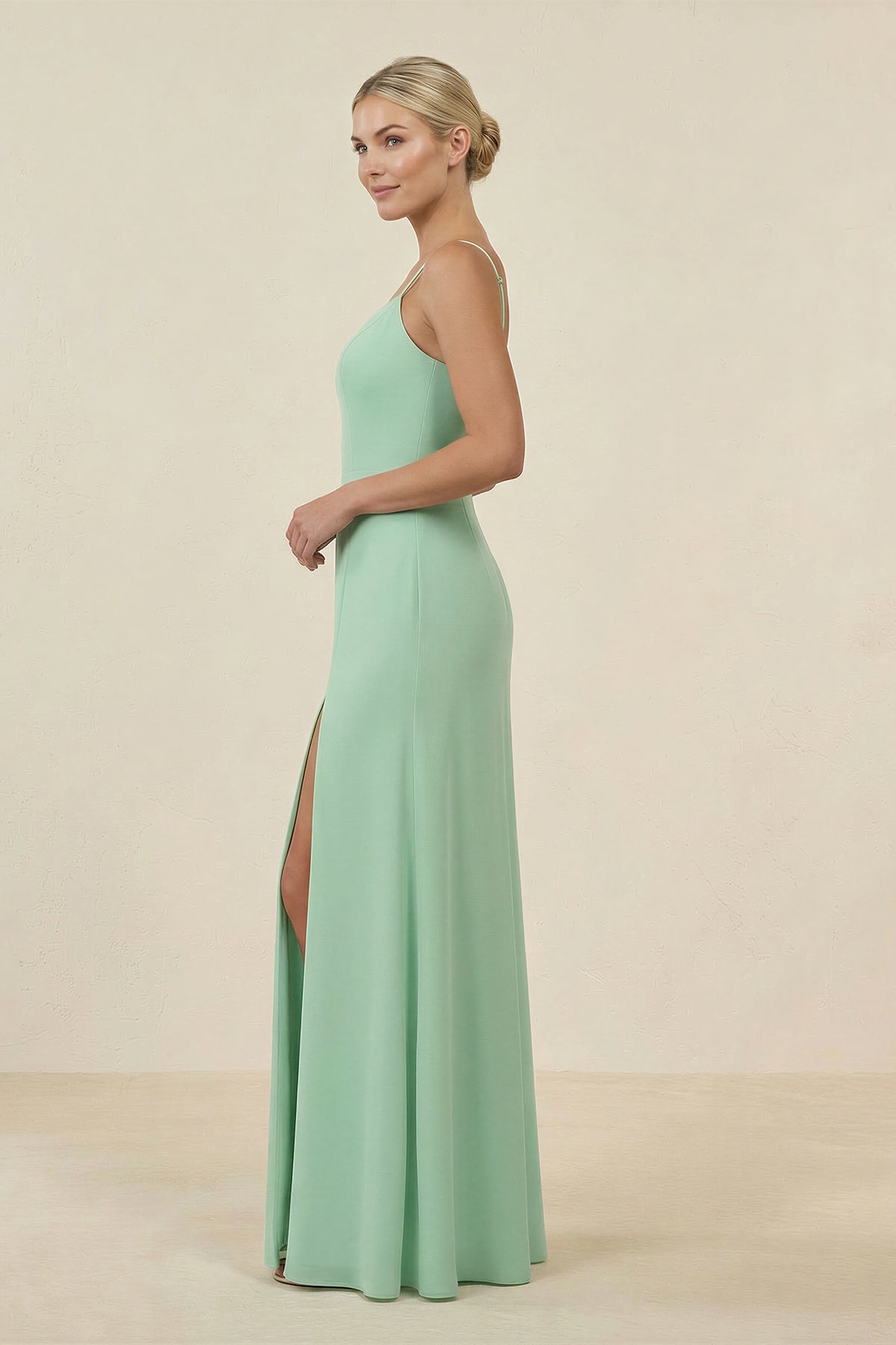 Robe demoiselle d’honneur pale pistachio longue à fines bretelles sans manches avec fente - Harana