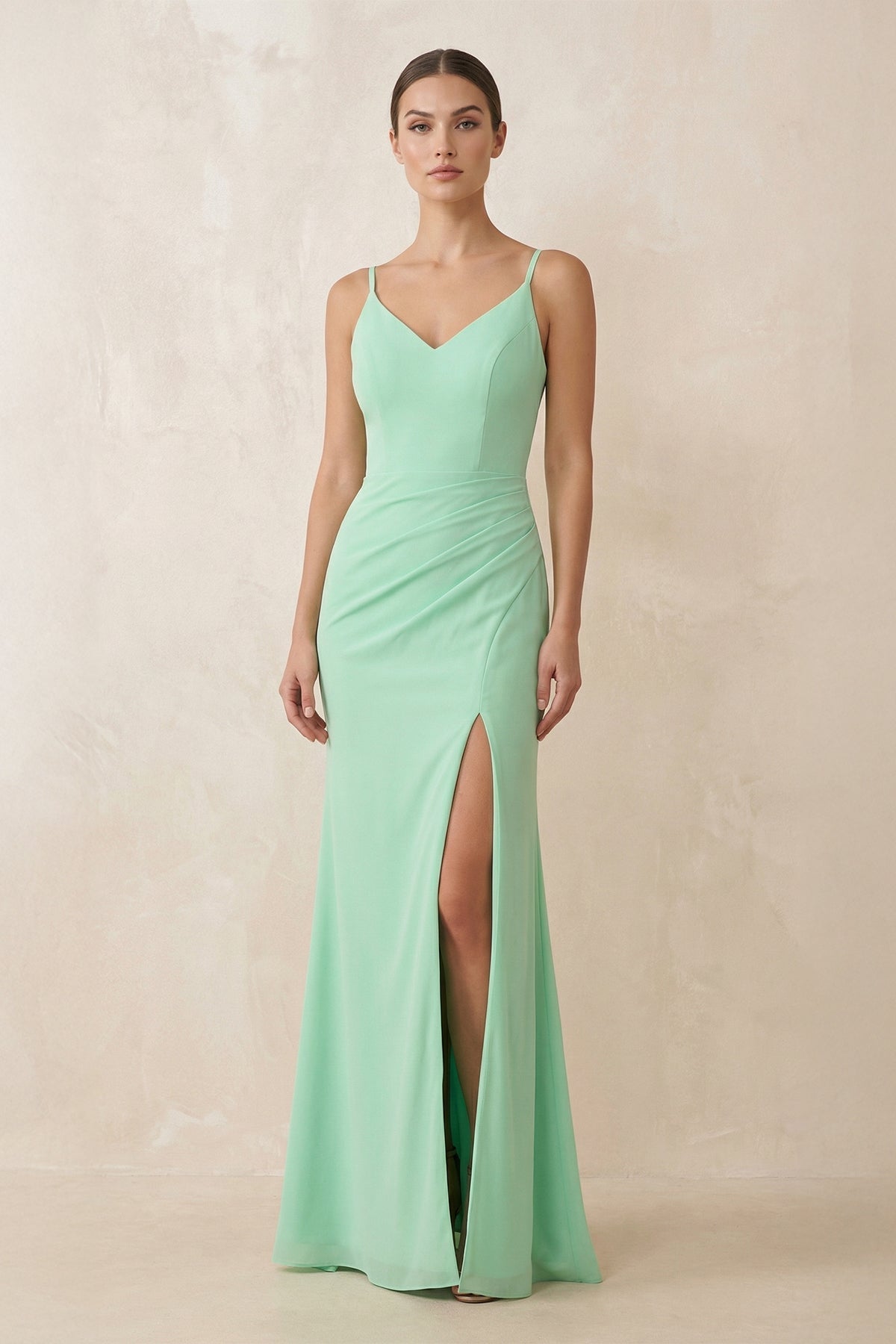 Robe demoiselle d’honneur pale pistachio longue à fines bretelles sans manches avec fente - Harana