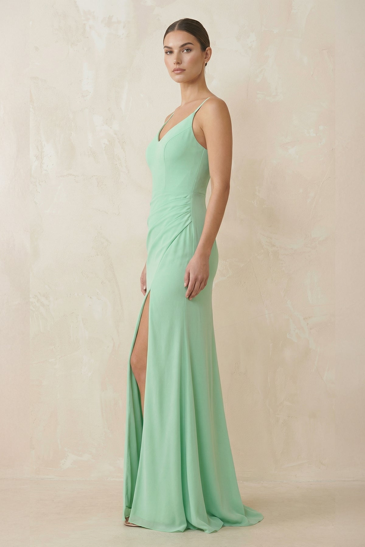 Robe demoiselle d’honneur pale pistachio longue à fines bretelles sans manches avec fente - Harana