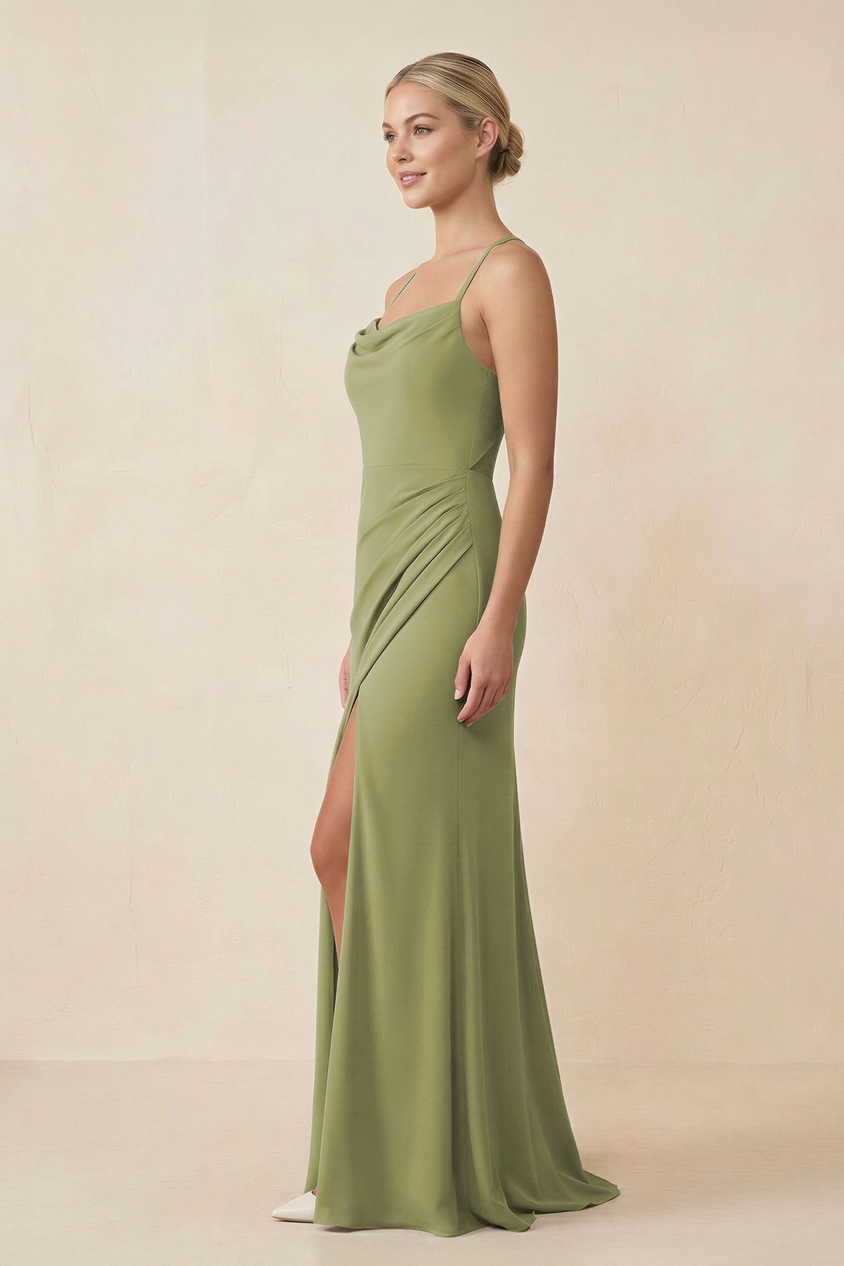 Robe demoiselle d’honneur moss green longue à fines bretelles sans manches avec fente - Harana
