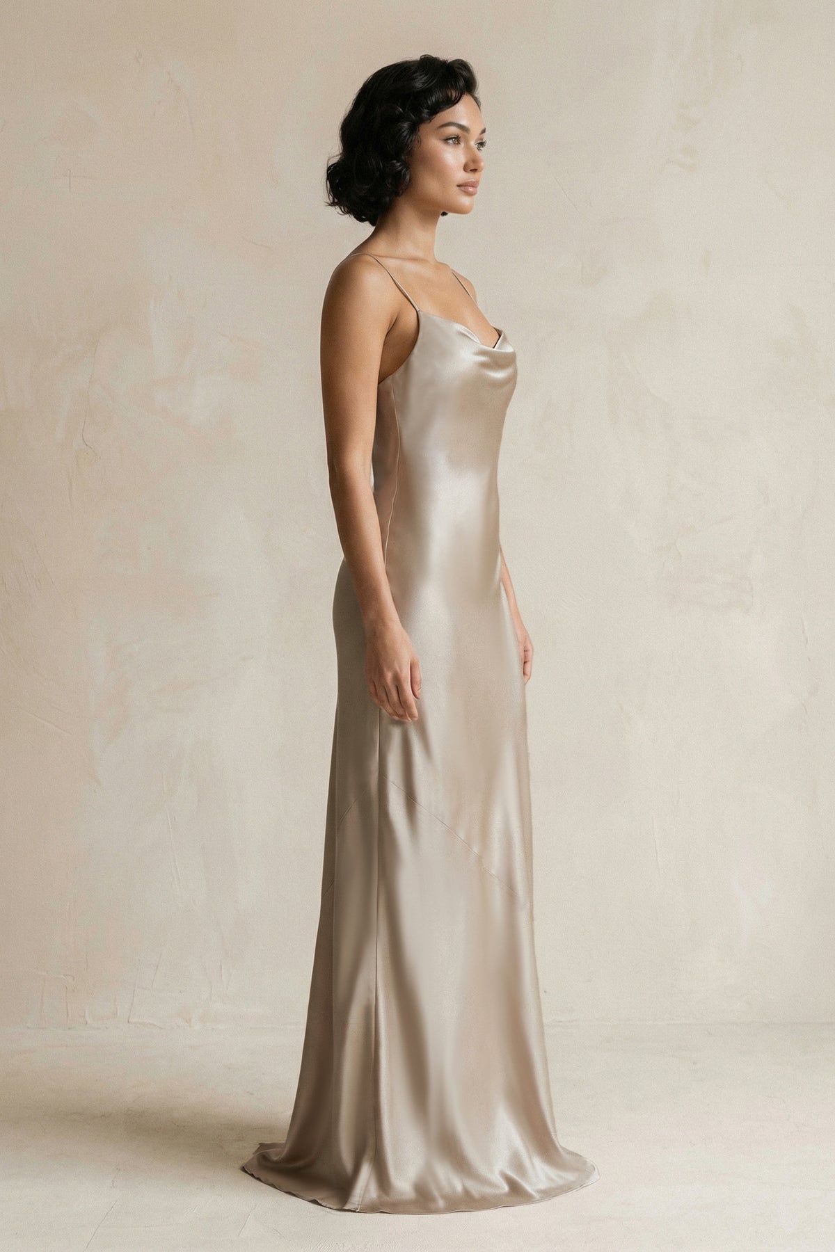 Robe demoiselle d’honneur almond longue à fines bretelles sans manches satinée - Harana