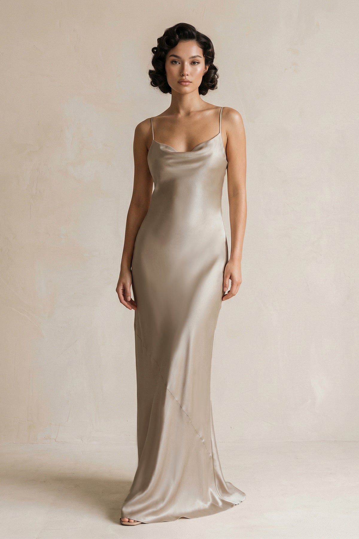 Robe demoiselle d’honneur almond longue à fines bretelles sans manches satinée - Harana
