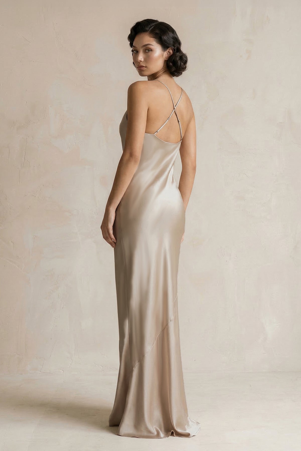 Robe demoiselle d’honneur almond longue à fines bretelles sans manches satinée - Harana