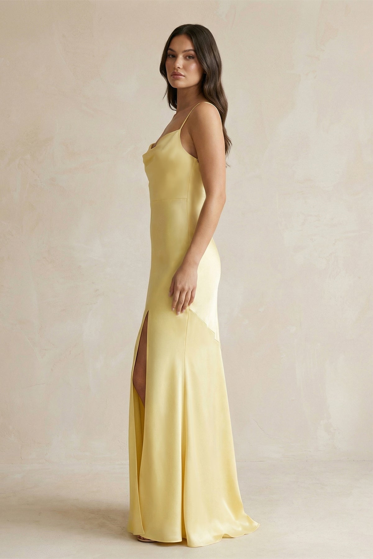 Robe demoiselle d’honneur pastel yellow longue à fines bretelles sans manches avec fente - Harana