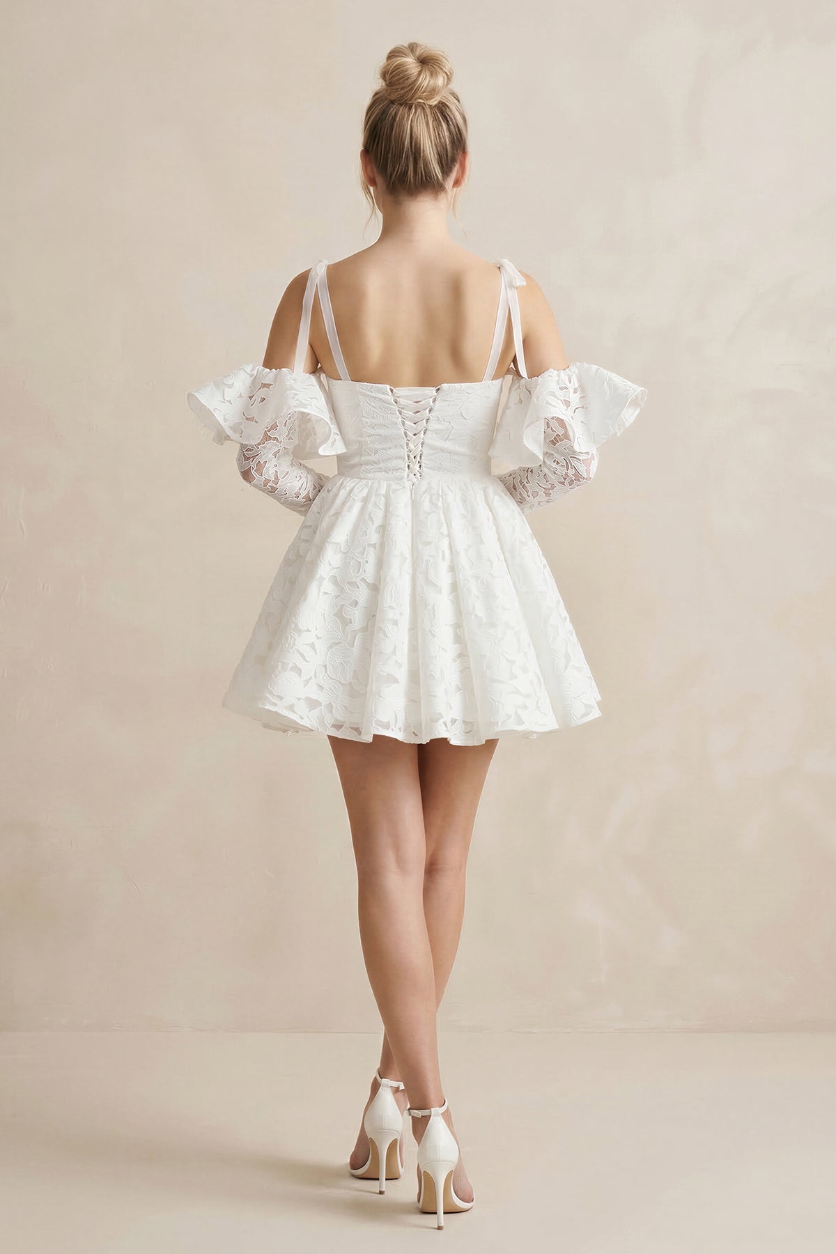 Robe de mariée blanche trapèze en dentelle manches longues à corset - Harana