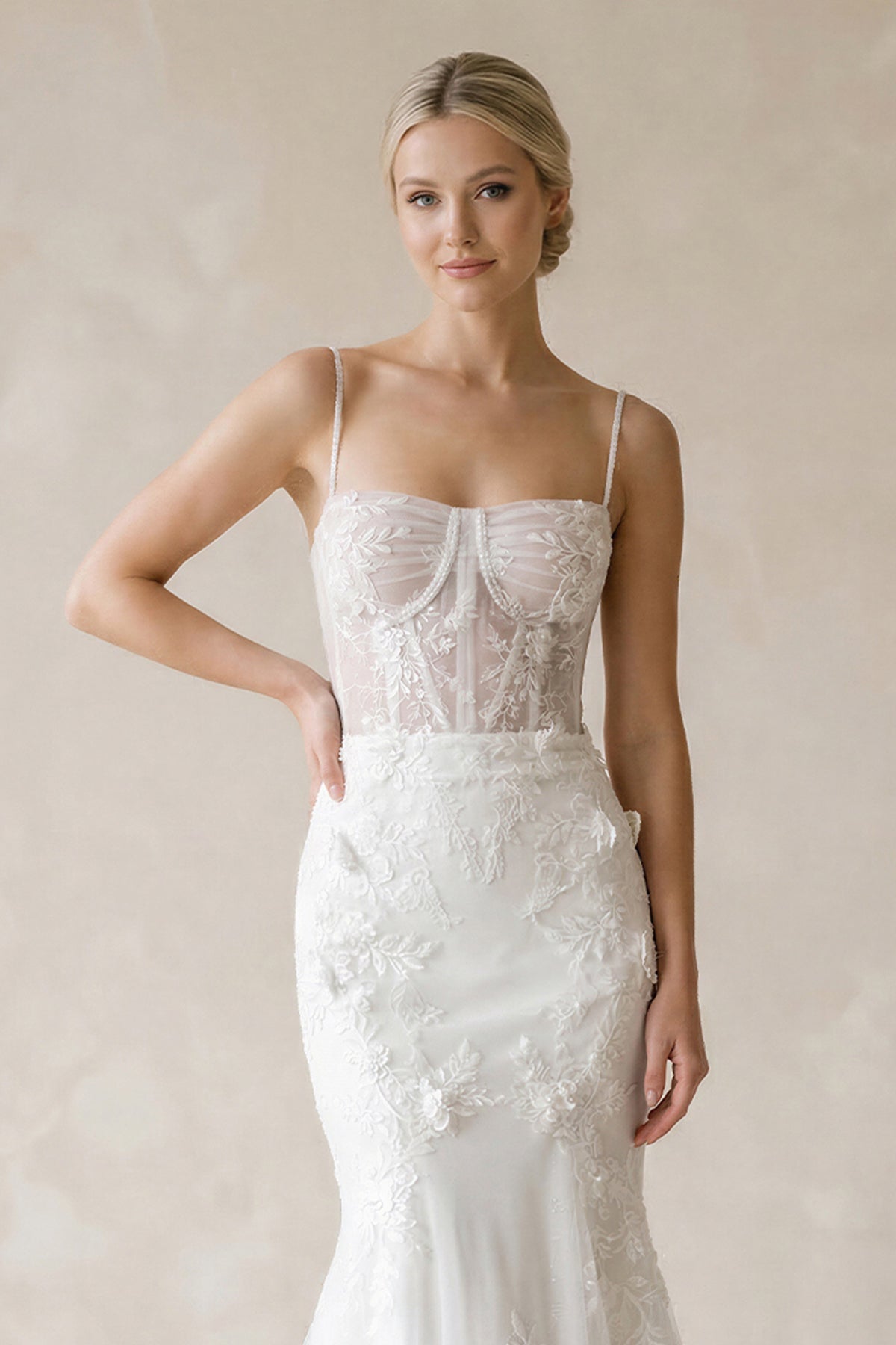 Robe de mariée blanche en tulle coupe sirène à fines bretelles ornée d’appliqués - Harana