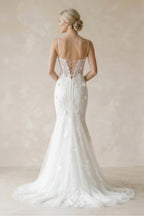 Robe de mariée blanche en tulle coupe sirène à fines bretelles ornée d’appliqués - Harana