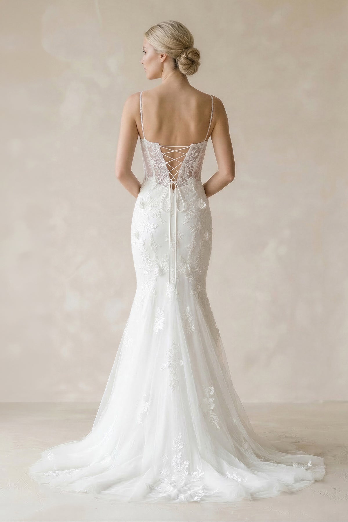 Robe de mariée blanche en tulle coupe sirène à fines bretelles ornée d’appliqués - Harana