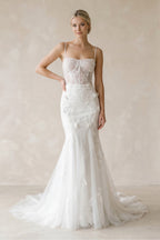 Robe de mariée blanche en tulle coupe sirène à fines bretelles ornée d’appliqués - Harana