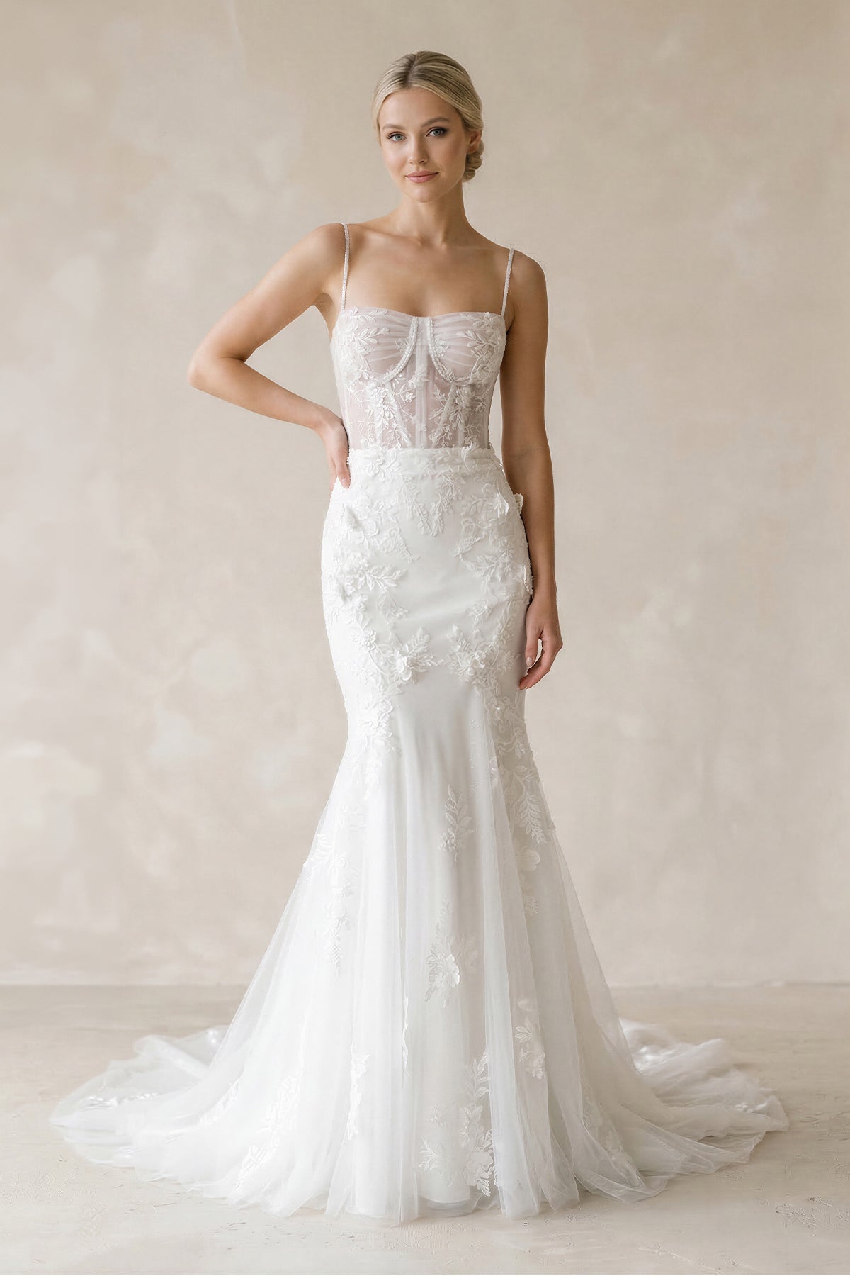 Robe de mariée blanche en tulle coupe sirène à fines bretelles ornée d’appliqués - Harana