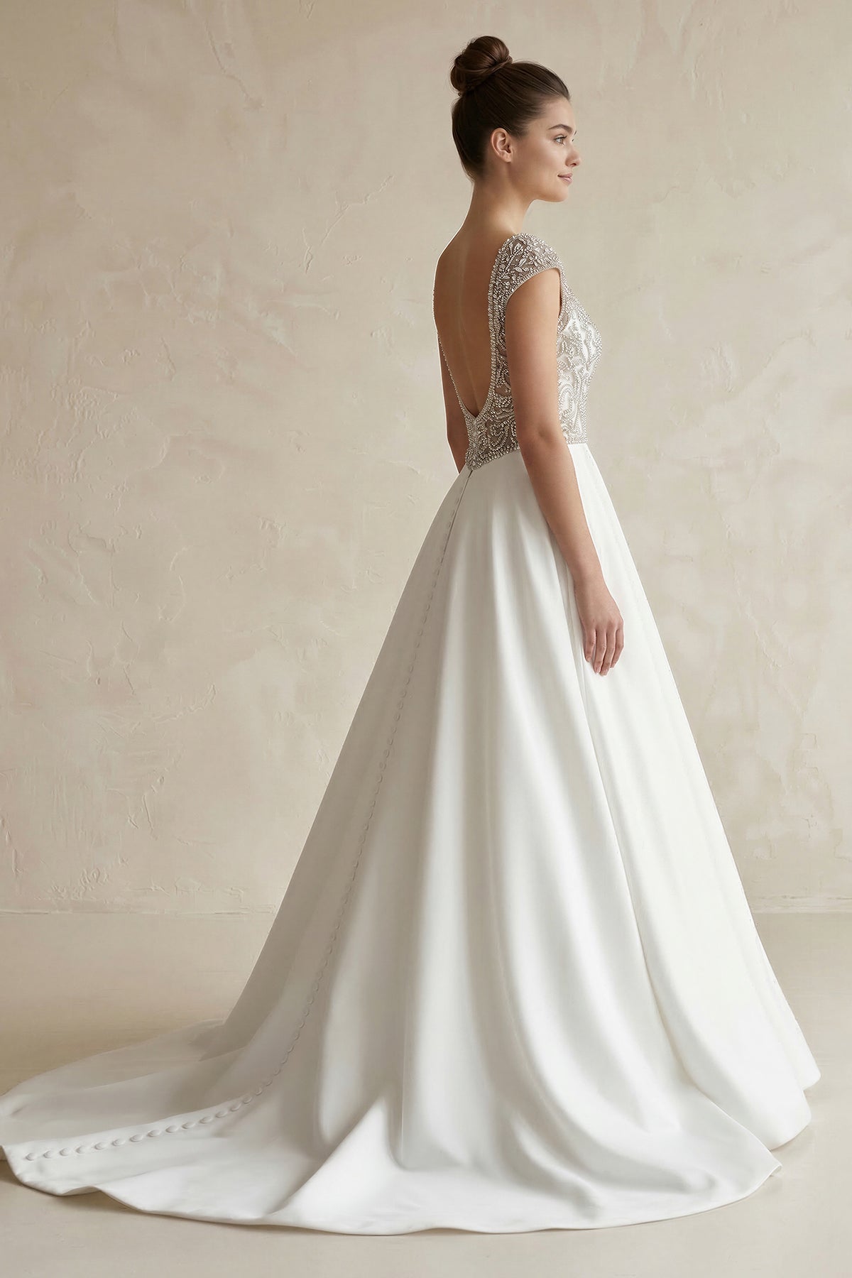 Robe de mariée blanc longue col V effet drapé satinée - Harana