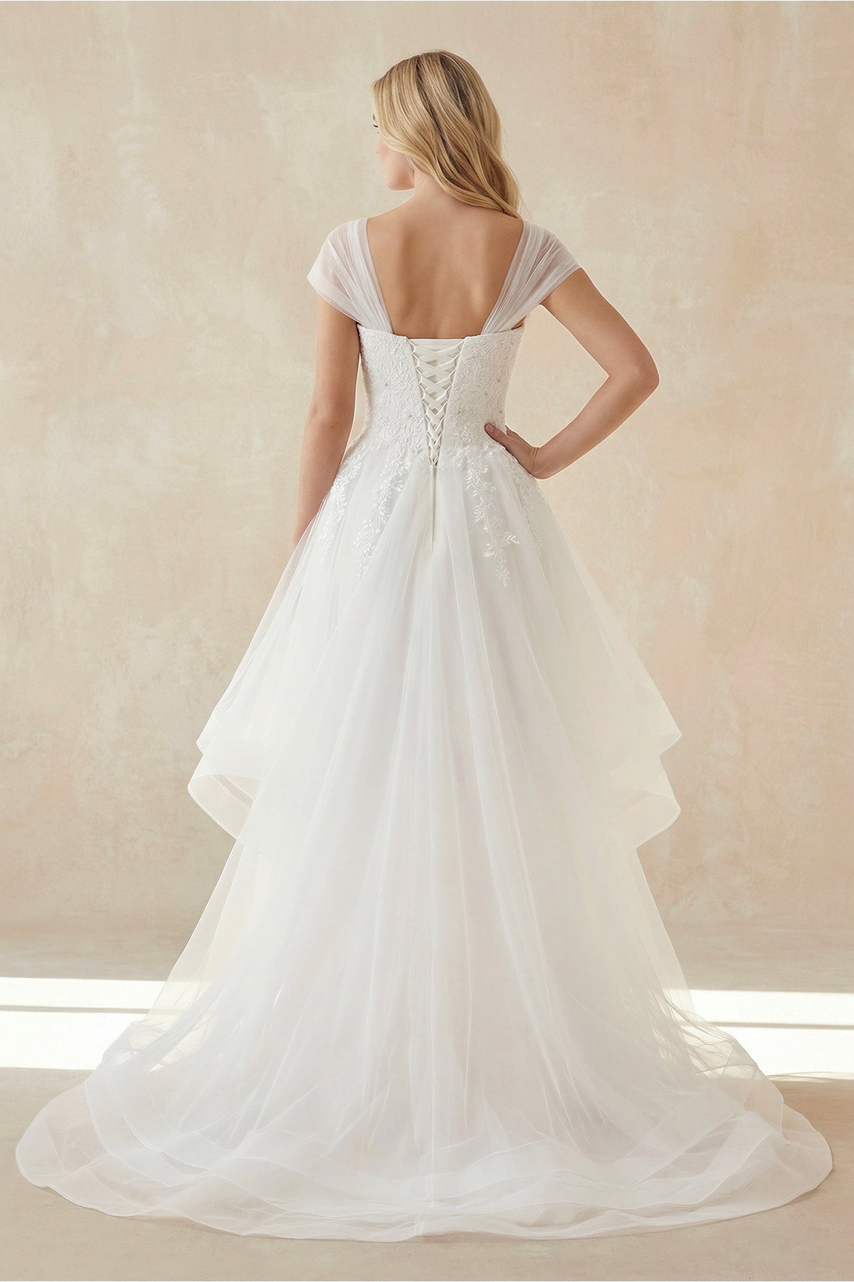 Robe de mariée blanche trapèze dentelle décolleté cœur manches courtes - Harana