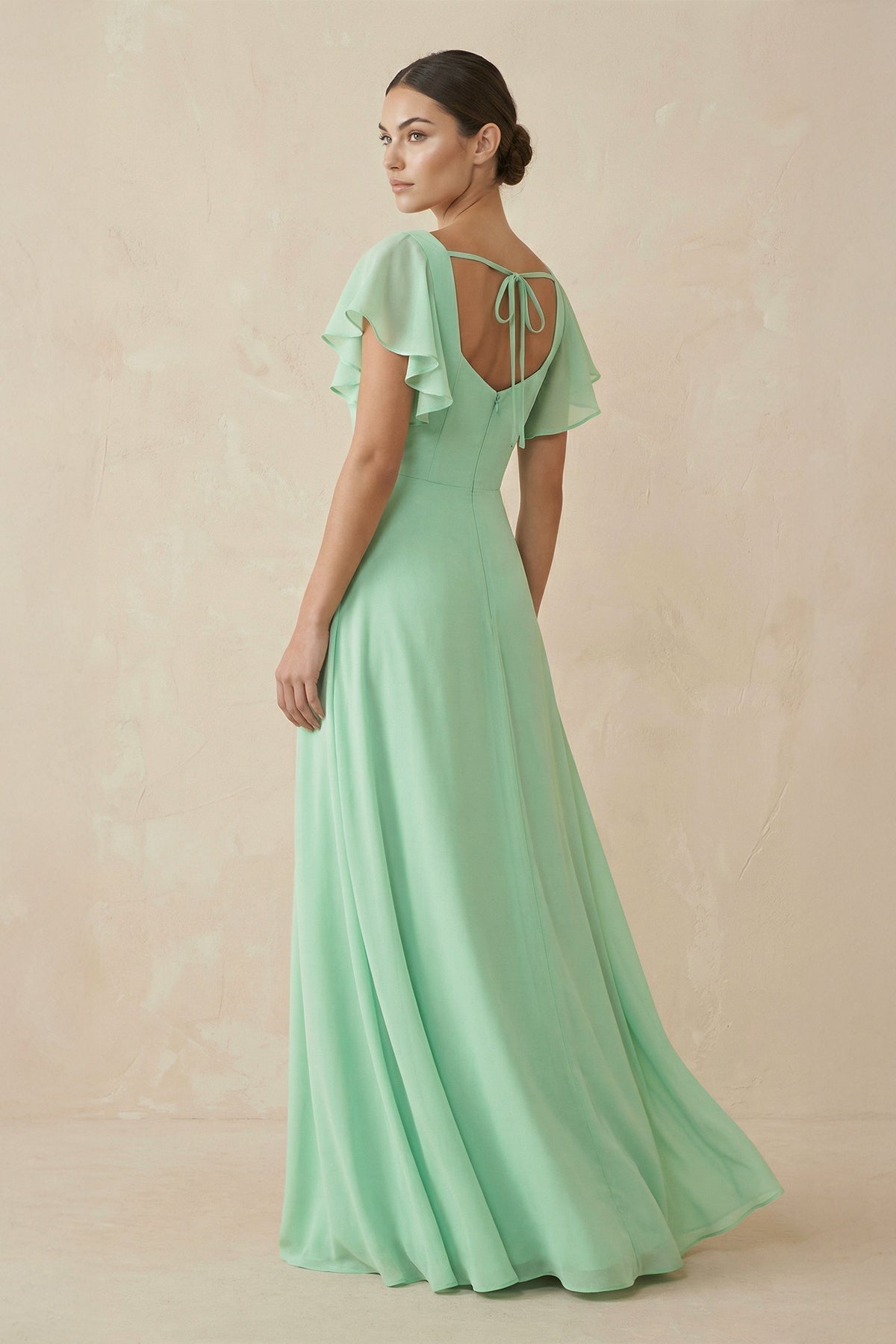 Robe demoiselle d’honneur pale pistachio longue avec fente à volants en mousseline - Harana