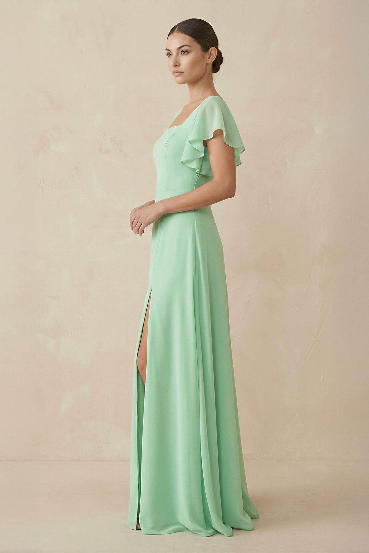 Robe demoiselle d’honneur pale pistachio longue avec fente à volants en mousseline - Harana