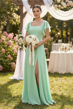 Robe demoiselle d’honneur pale pistachio longue avec fente à volants en mousseline - Harana