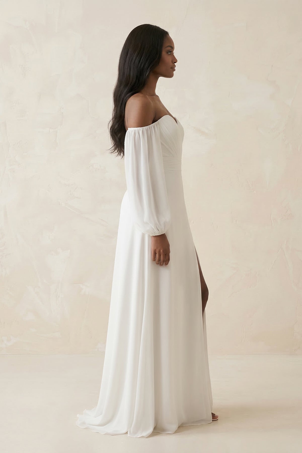 Robe de mariée blanche en mousseline coupe fourreau à épaules dénudées avec fente - Harana