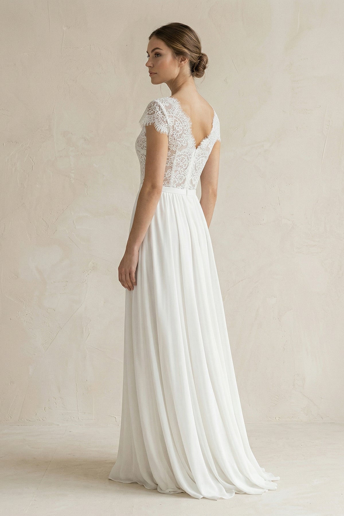 Robe de mariée blanche trapèze en mousseline à col V à appliqués - Harana