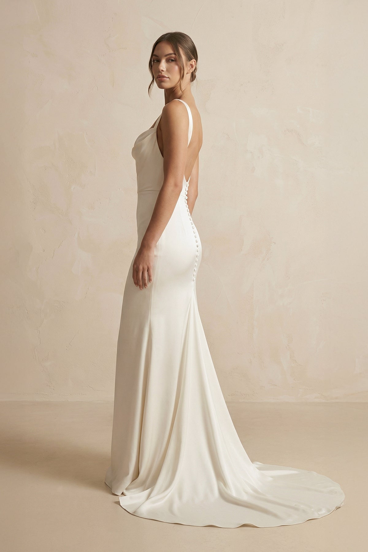 Robe de mariée ivoire satinée coupe sirène à col bénitier - Harana