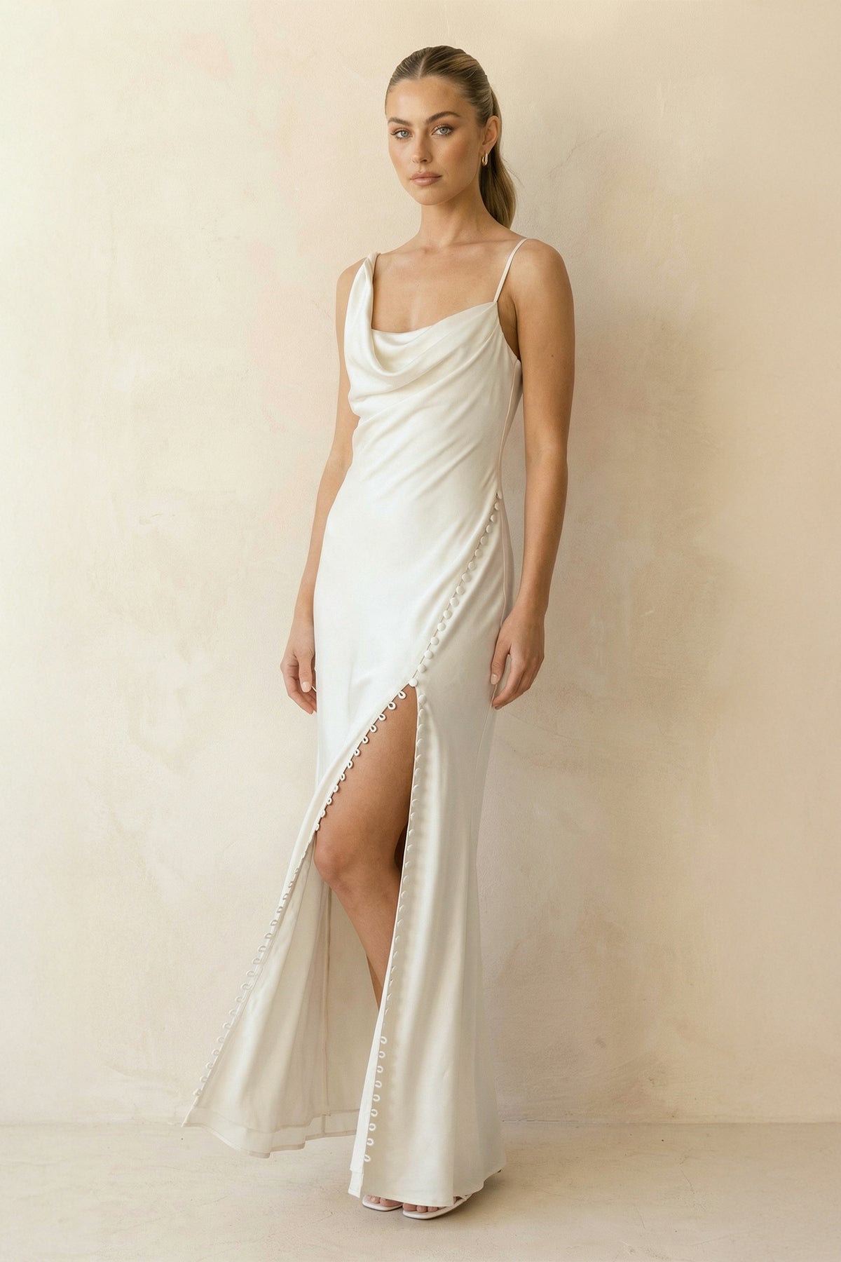 Robe de mariée blanche fourreau satinée avec fente sans manches - Harana