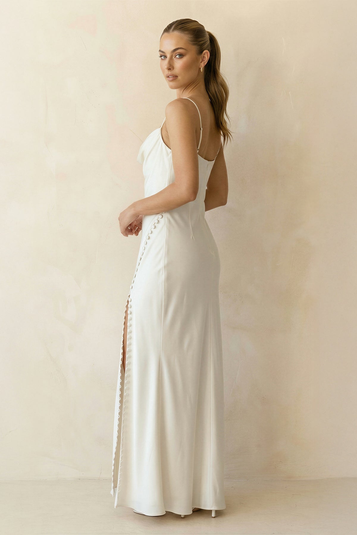 Robe de mariée blanche fourreau satinée avec fente sans manches - Harana