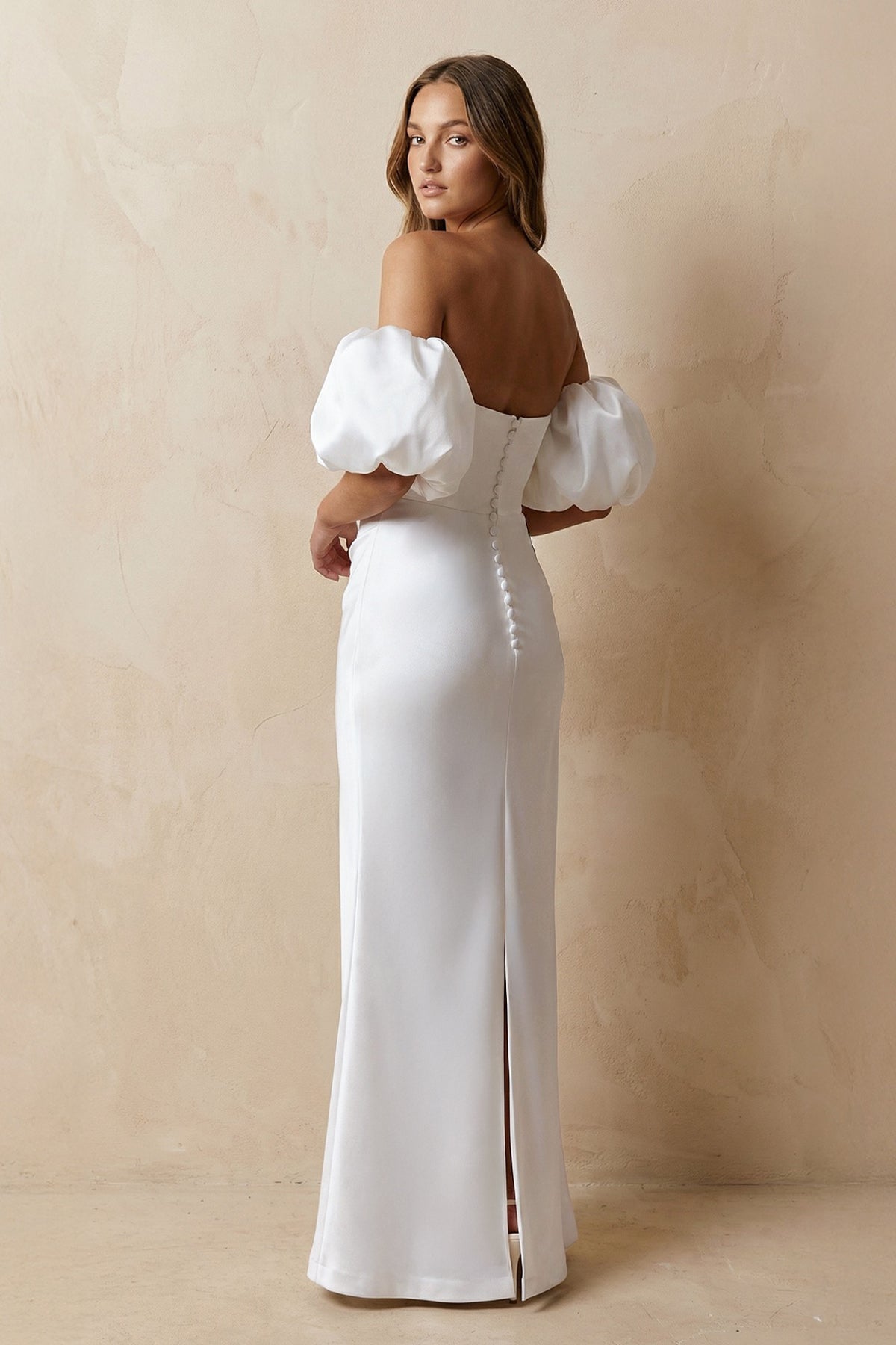 Robe de mariée blanche fourreau satinée décolleté cœur - Harana