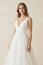 Robe de mariée blanche trapèze en mousseline à col V sans manches - Harana