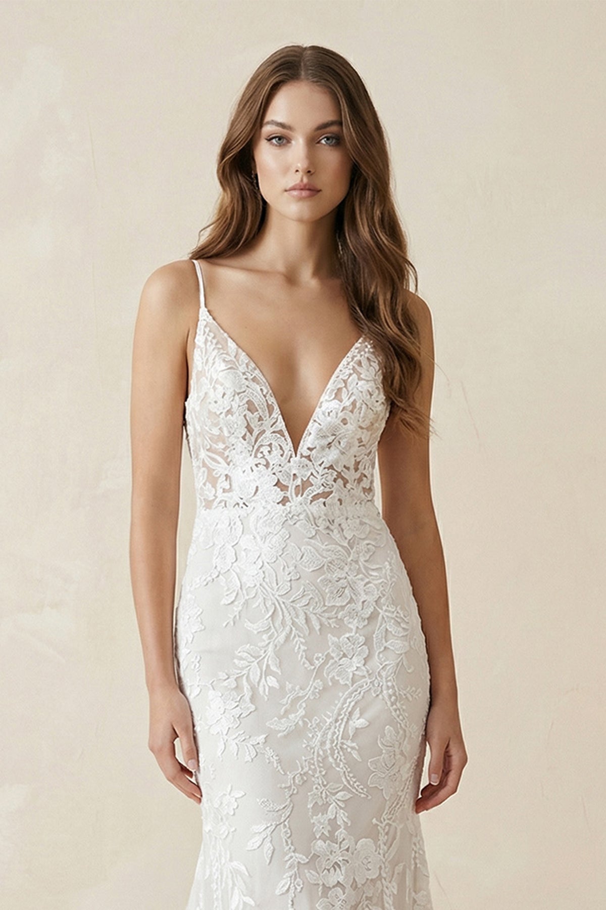 Robe de mariée blanche en dentelle coupe sirène à décolleté plongeant ornée d’appliqués - Harana