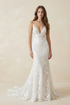 Robe de mariée blanche en dentelle coupe sirène à décolleté plongeant ornée d’appliqués - Harana