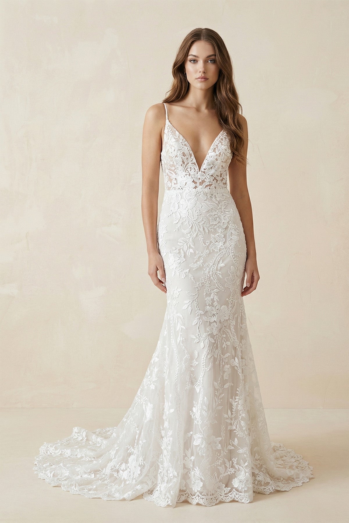Robe de mariée blanche en dentelle coupe sirène à décolleté plongeant ornée d’appliqués - Harana