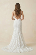 Robe de mariée blanche en dentelle coupe sirène à décolleté plongeant ornée d’appliqués - Harana
