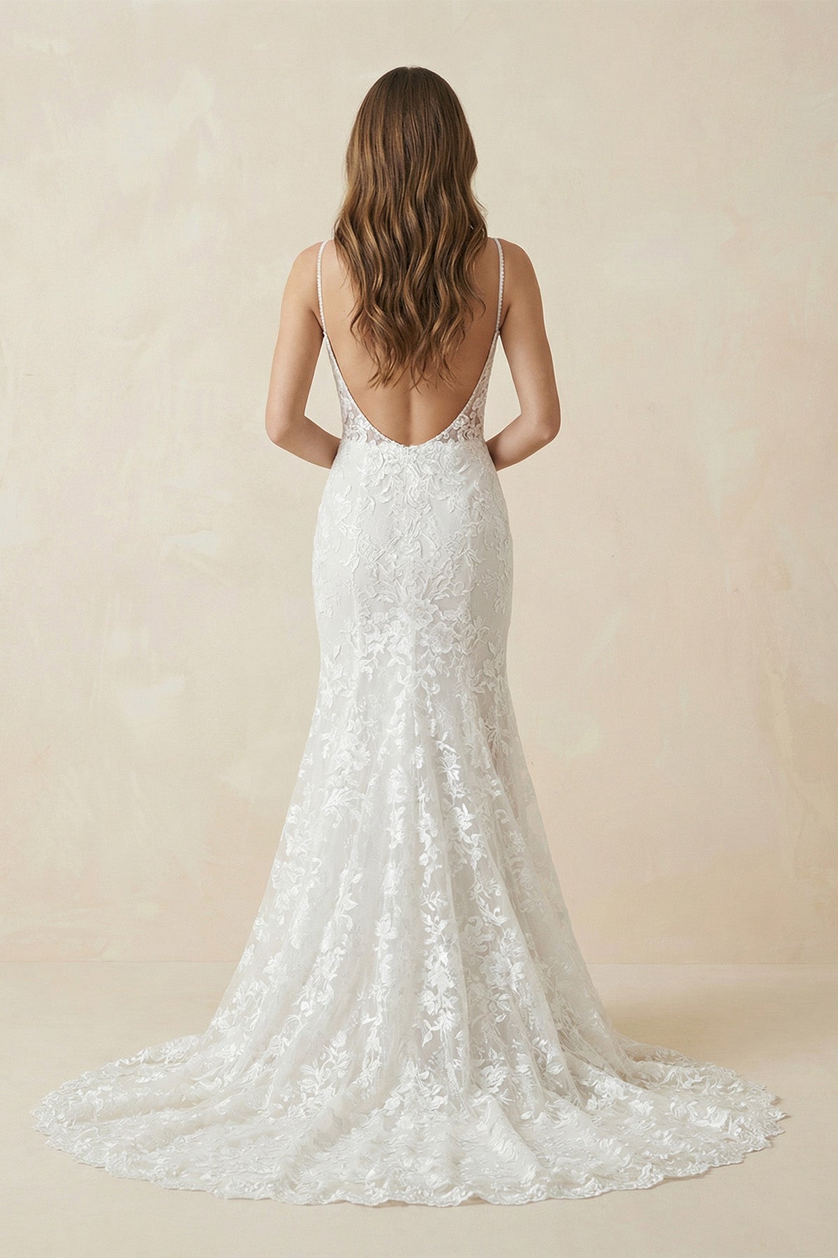 Robe de mariée blanche en dentelle coupe sirène à décolleté plongeant ornée d’appliqués - Harana