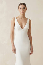 Robe de mariée blanche en mousseline coupe sirène à décolleté plongeant avec cape amovible - Harana