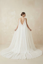 Robe de mariée blanche en mousseline coupe sirène à décolleté plongeant avec cape amovible - Harana