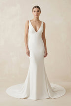 Robe de mariée blanche en mousseline coupe sirène à décolleté plongeant avec cape amovible - Harana