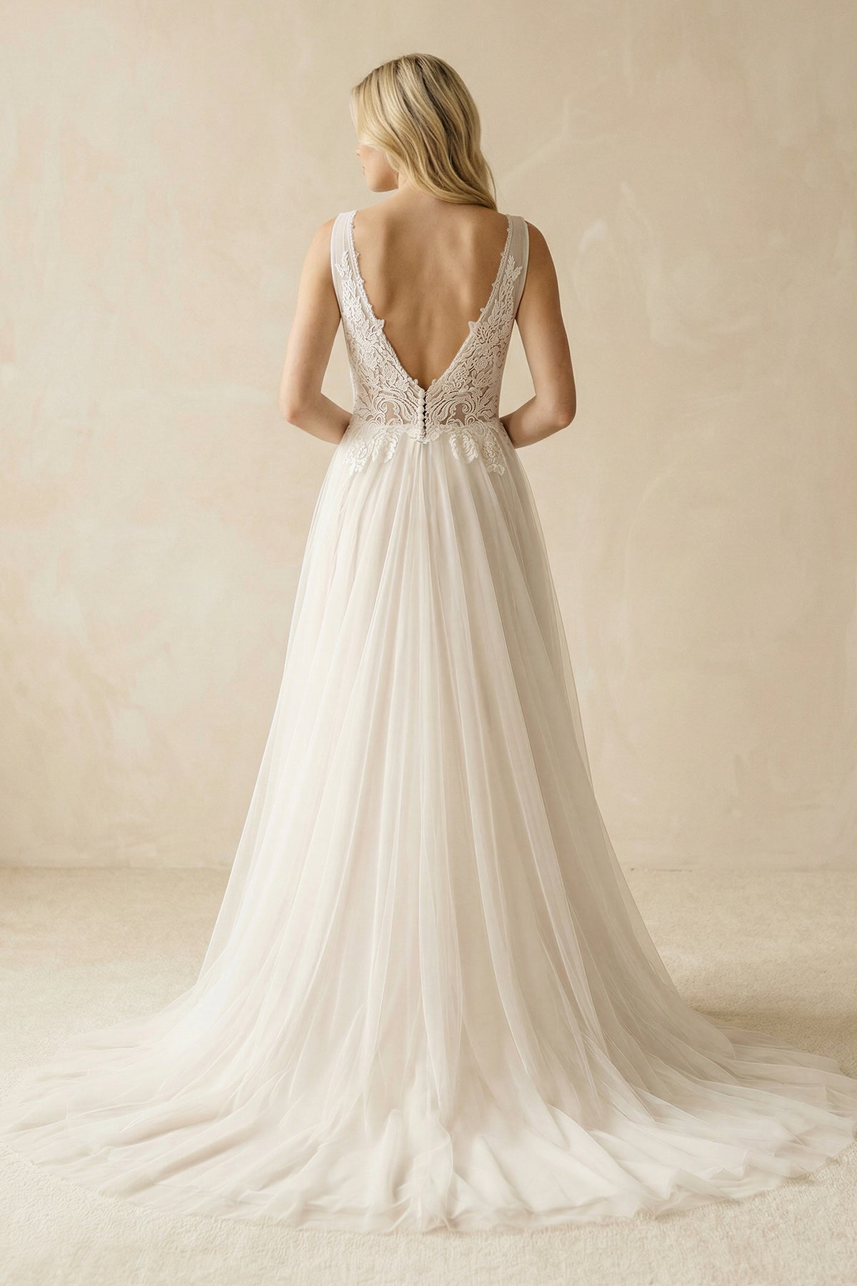 Robe de mariée ivoire trapèze en tulle à col V sans manches - Harana