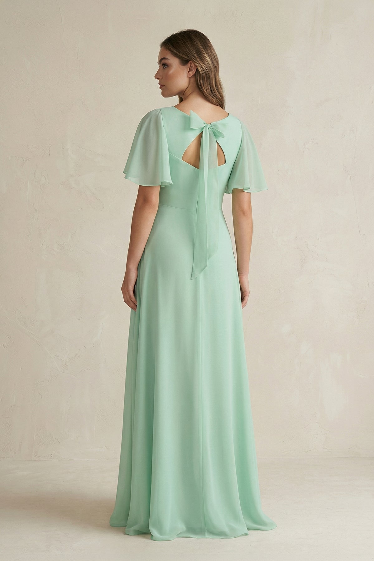 Robe demoiselle d’honneur pale pistachio longue col V froncée à volants - Harana