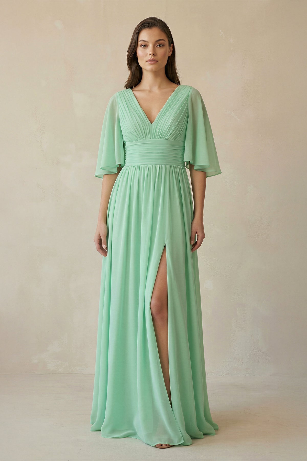 Robe demoiselle d’honneur pale pistachio longue col V avec fente plissée - Harana