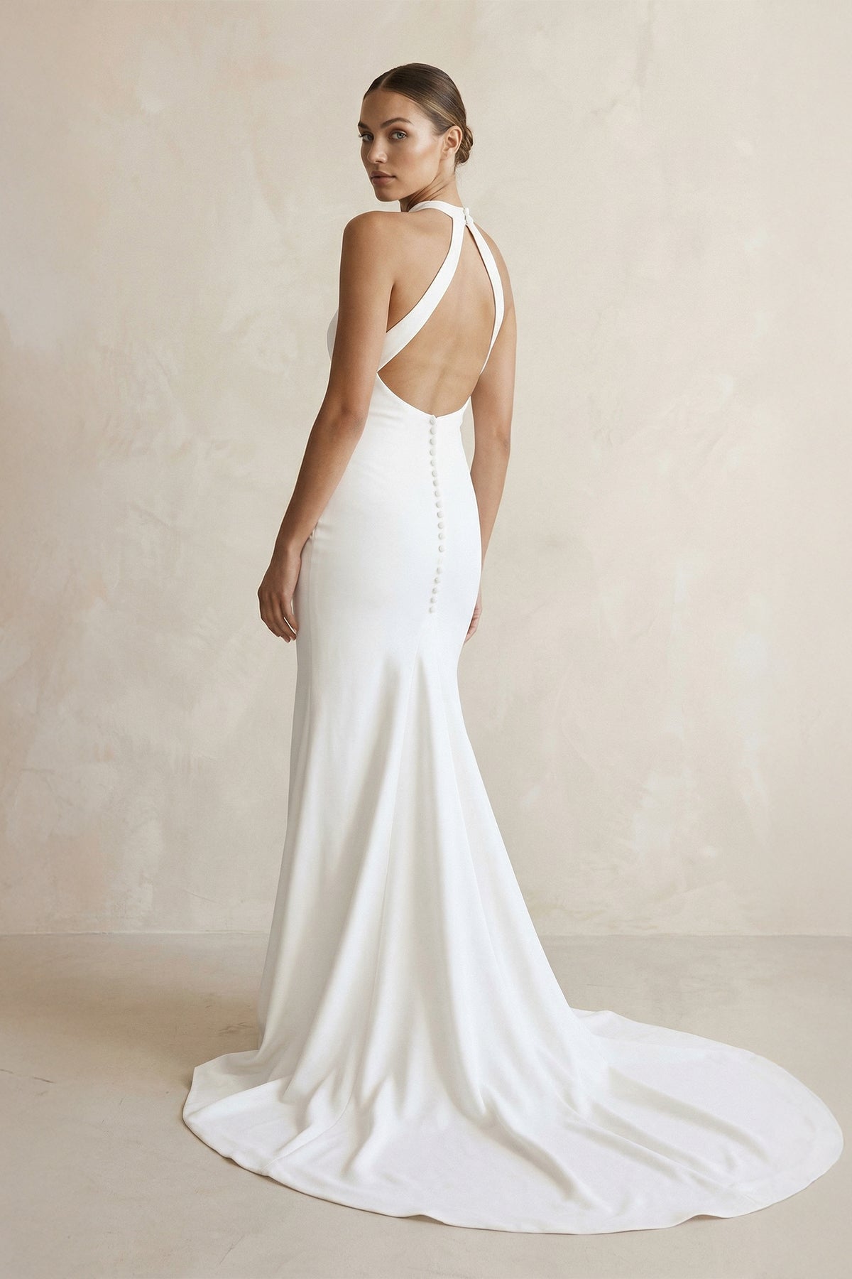 Robe de mariée blanche en crêpe coupe sirène à col licou effet drapé - Harana