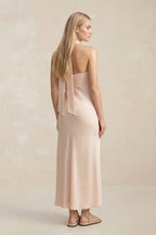 Robe demoiselle d’honneur buttercream midi dos nu sans manches satinée - Harana