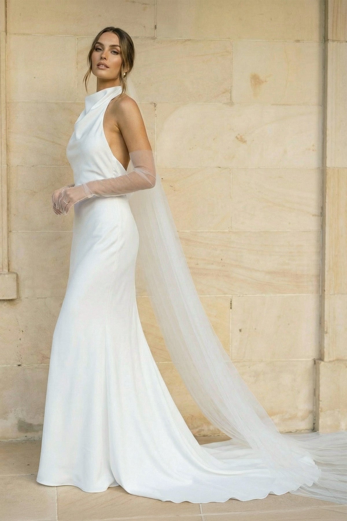 Robe de mariée blanche satinée coupe sirène à col licou dos nu - Harana