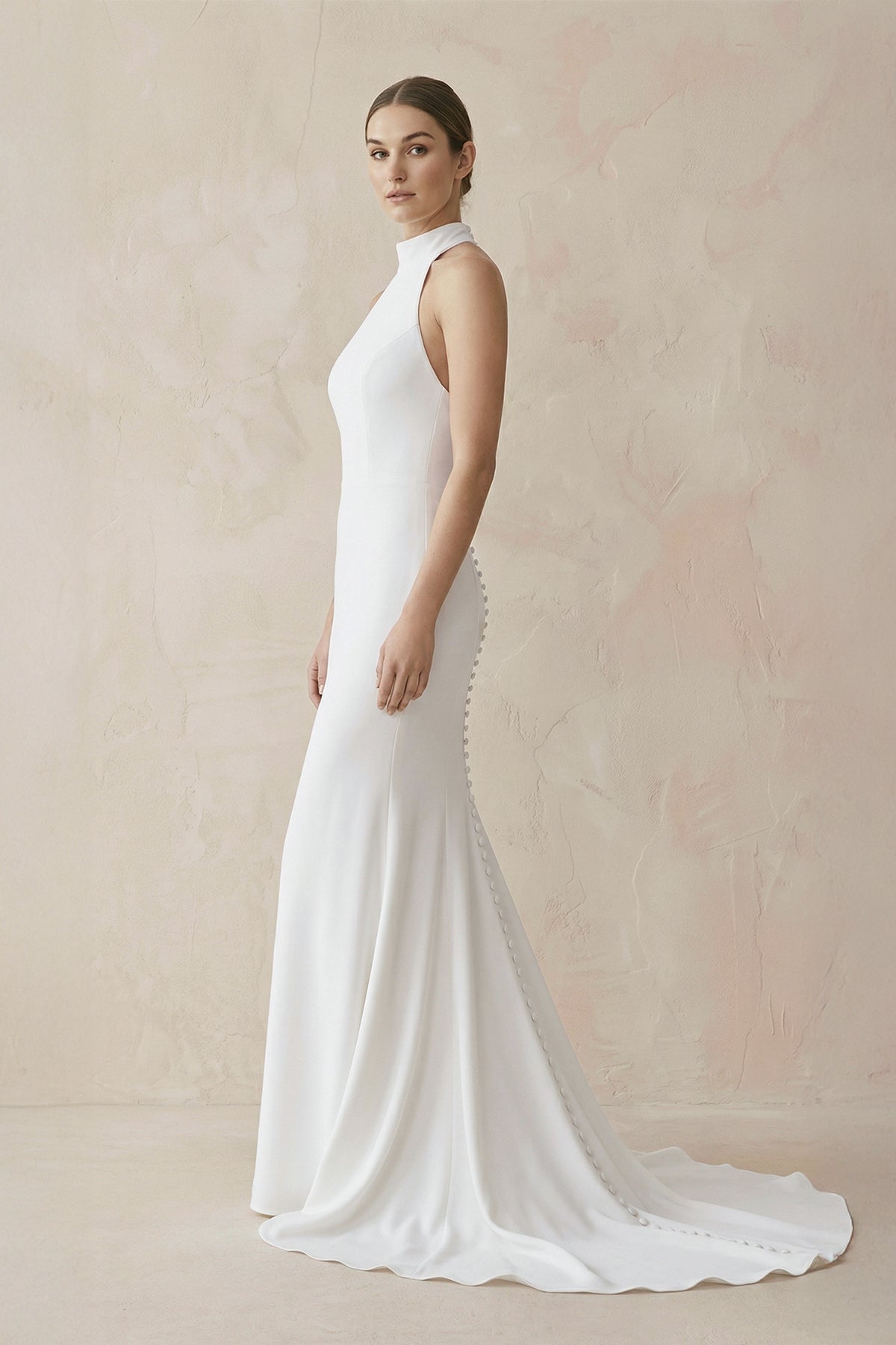 Robe de mariée blanche satinée coupe sirène à col licou ornée de perles - Harana
